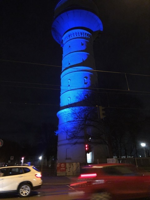 Probeleuchten in Frintrop: Zukünftig soll der Wasserturm aber nicht nur in einer Farbe erstrahlen.