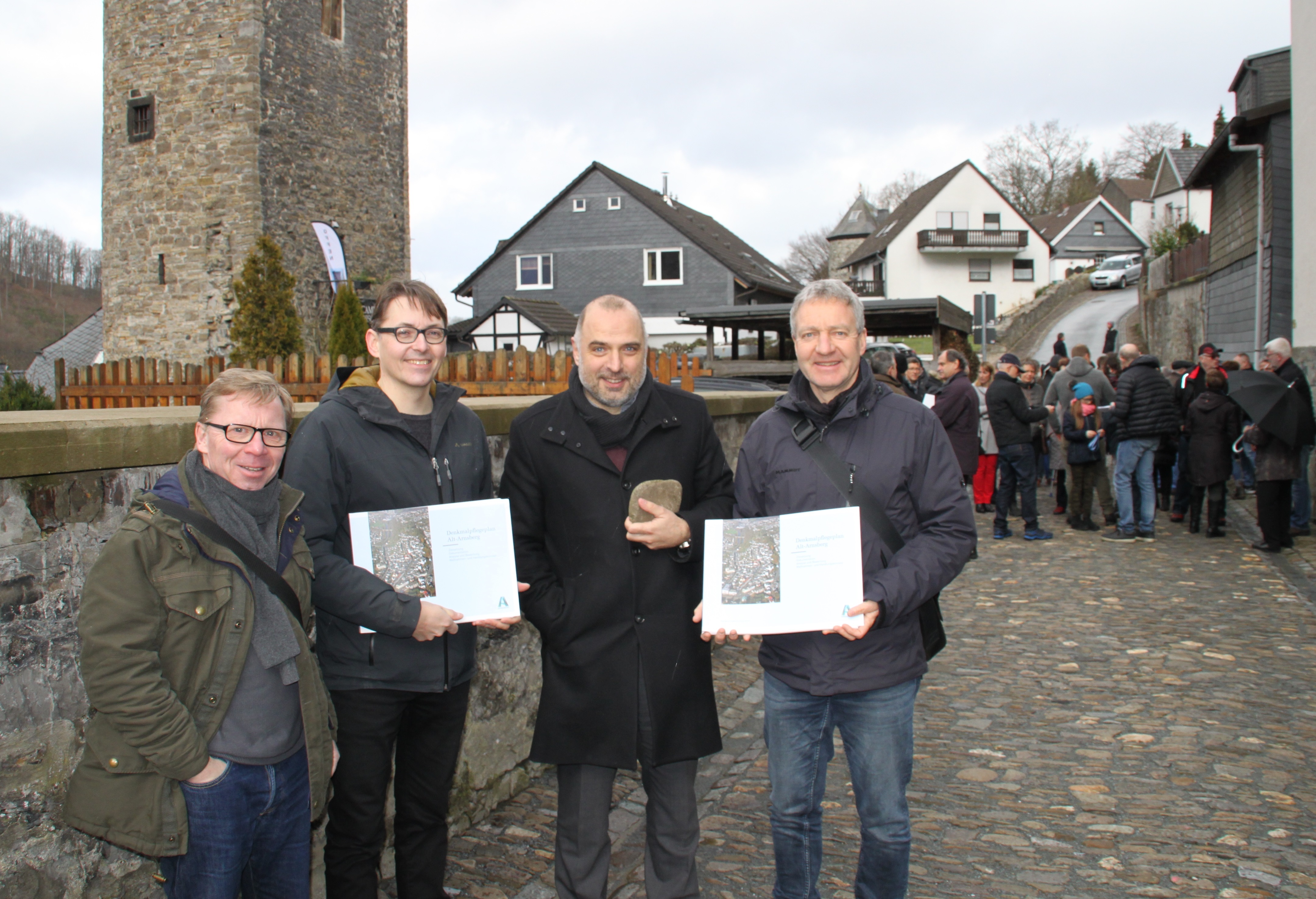 Eröffnung: Ralf Herbrich (Untere Denkmalbehörde), Stephan Strauß (Büro Historische Bauwerke), Arnsbergs Bürgermeister Ralf Paul Bittner und Planungsdezernent Thomas Vielhaber (v.li.) stellten das umfangreiche Werk vor.