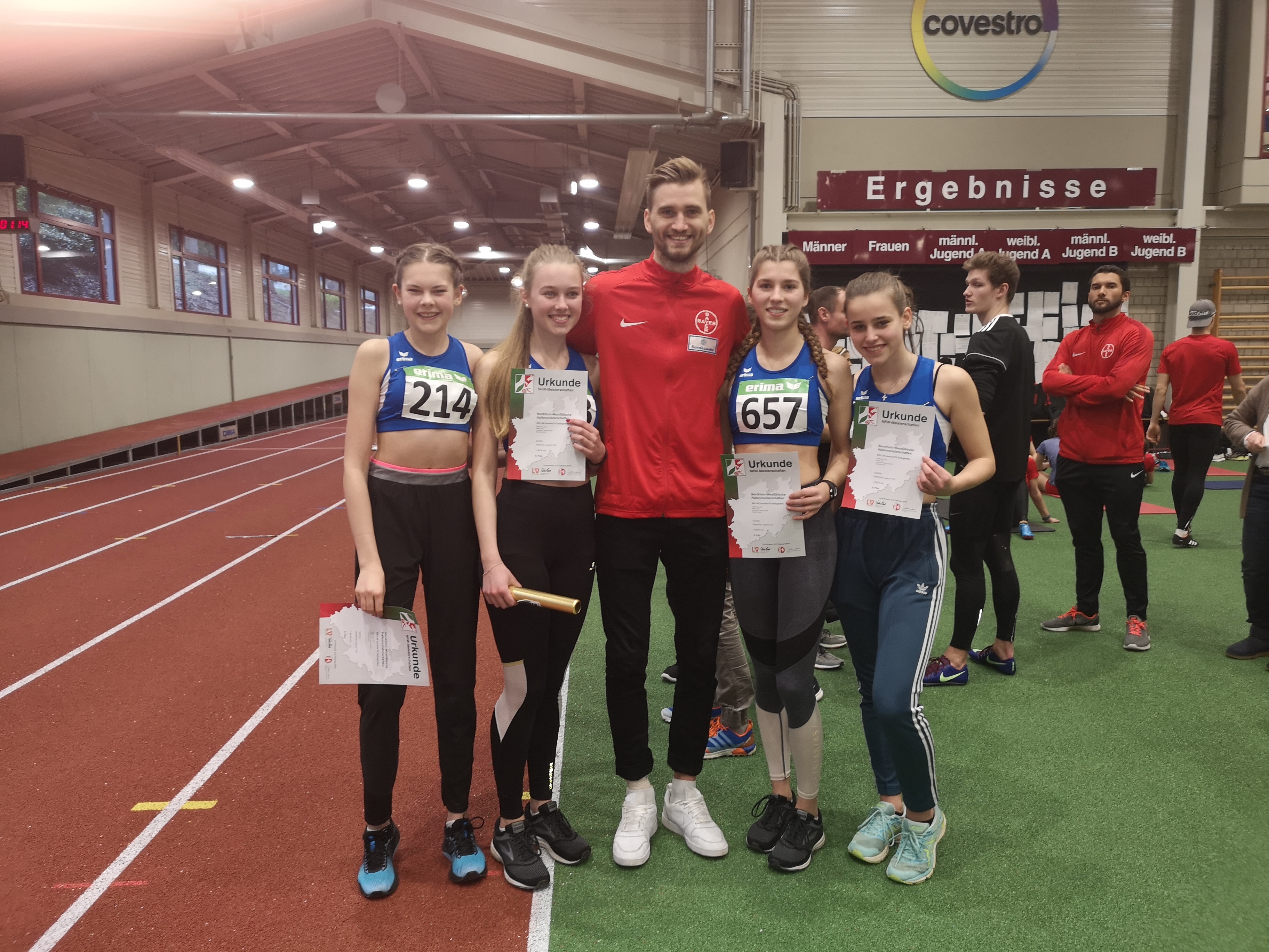 Erinnerungsfoto mit Europameister: Die Mädchen der 4x200 m-Staffel der Startgemeinschaft LAZ/TVD mit Hochsprung-Europameister Mateusz Przybylko. Foto: priv.
