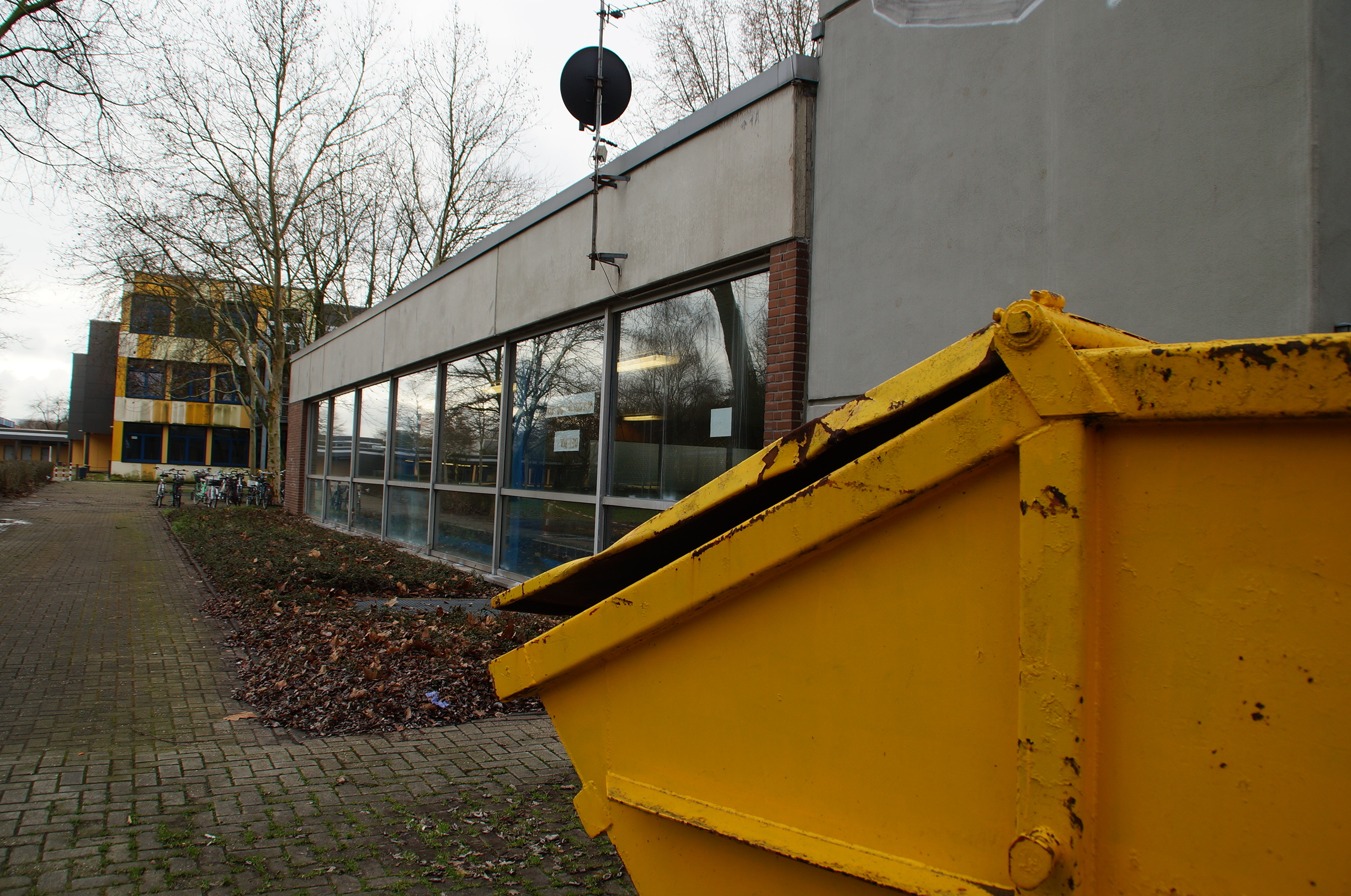 Am Montag hat die Sanierung im Hallenbad Voerde begonnen. Wegen einer Schadstoffbelastung musste es im Mai vergangenen Jahres geschlossen werden.