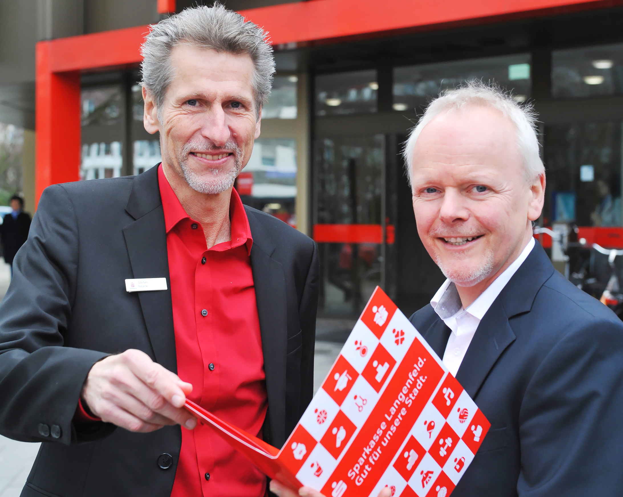 Die beiden Chefs der Langenfelder Stadt-Sparkasse, Dirk Abel (rechts) und Stefan Noack, blicken zufrieden auf das abgelaufene Geschäftsjahr.