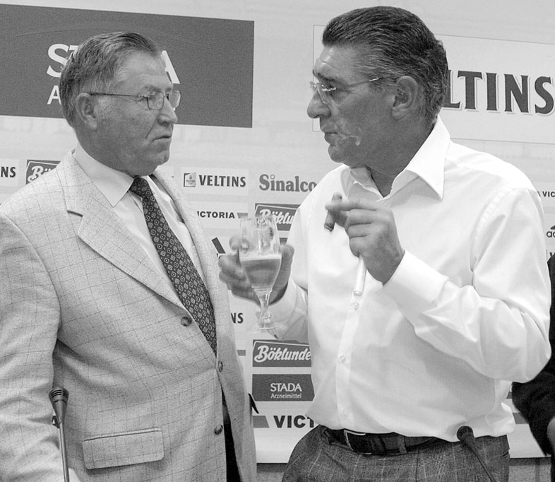 Bei einem Lesertreff des Klever Wochenblatts im Jahr 2005 traf Werner Stalder (l.) von der „Aktion Añatuya“ Manager Rudi Assauer.