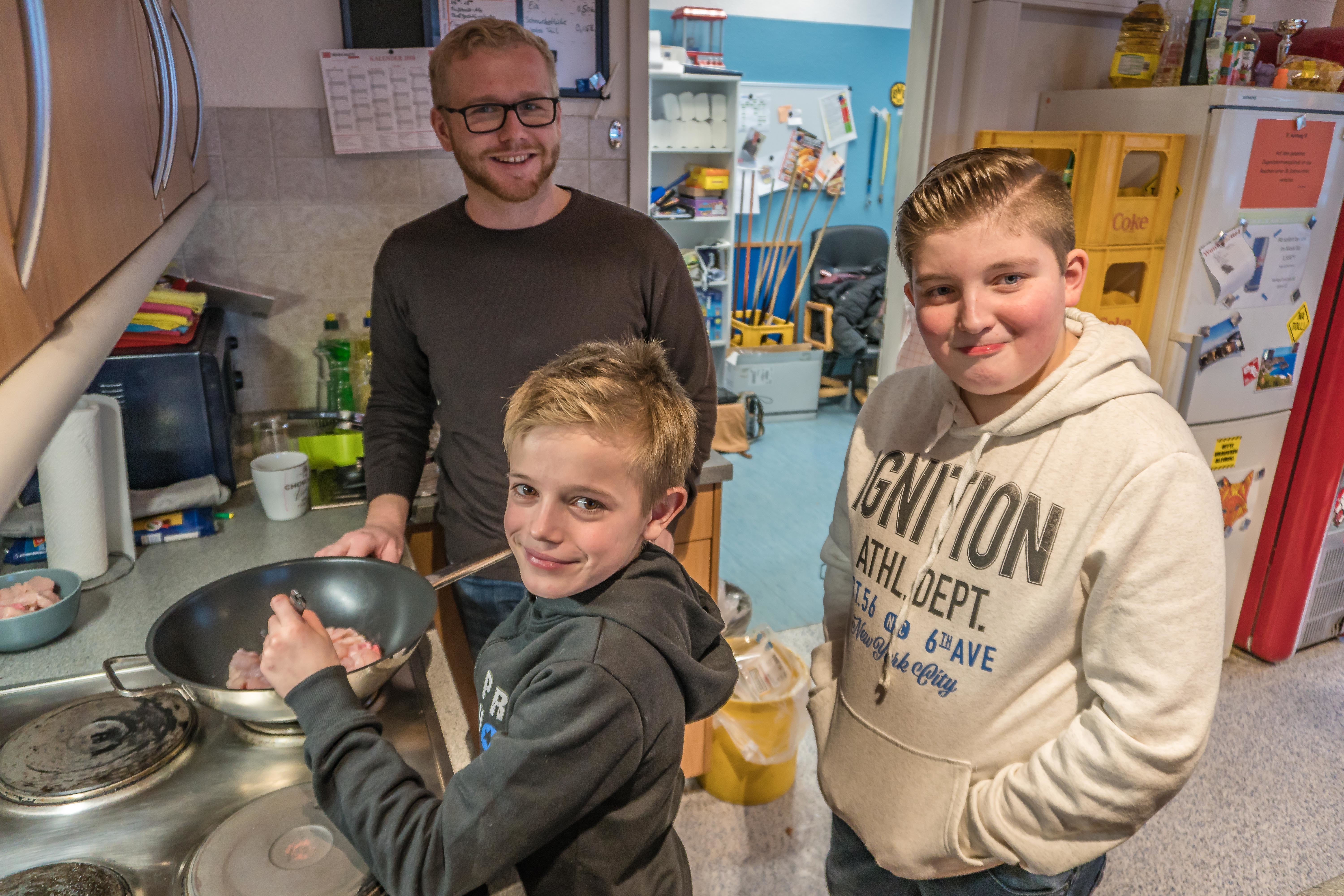 Mit wachsamen Augen schaut Christian Wulf seinen kleinen Helfern bei der Arbeit zu.