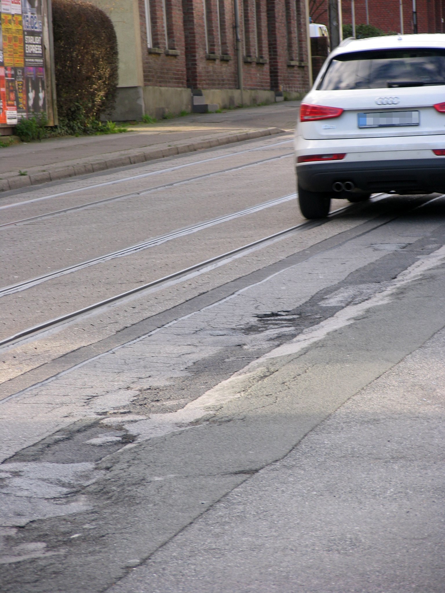 So sah es vor der Baumaßnahme aus: etliche Schlaglöcher erschwerten die Fahrt auf der Frankenstraße zwischen Sartoriusstraße und Baumarkt.