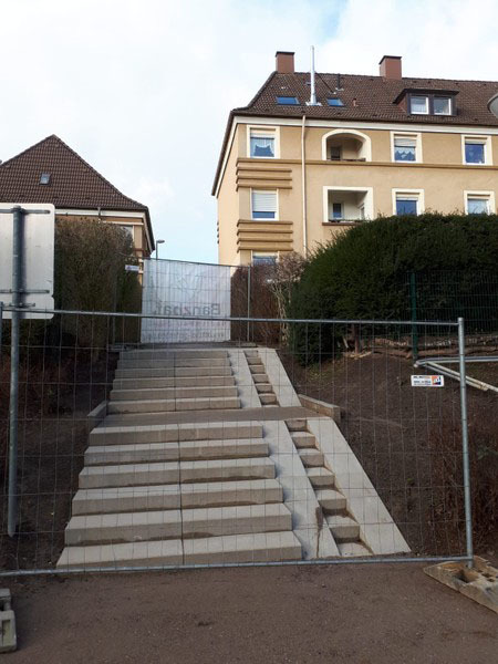 Die Bauarbeiter haben ganze Arbeit geleistet. Die neue Treppe ist bis auf den Handlauf fertig.
