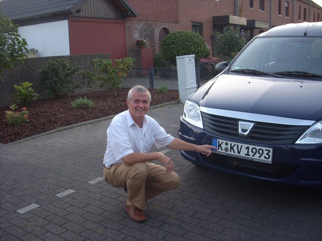 Bernd-M. Wehner, der ehemalige Vorsitzende des KKV Monheim, vor dem Fahrzeug seines Sohnes. Das Kfz-Kennzeichen weist auf das Gründungsjahr der KKV-Ortsgemeinschaft Monheim hin.