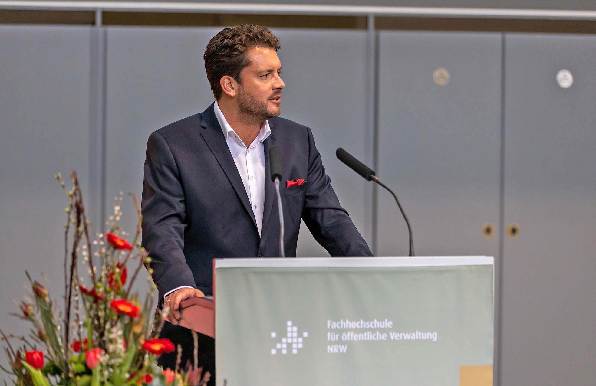 Das Foto zeigt Martin Bornträger bei seiner Amtseinführung in der Zentralverwaltung der Fachhochschule für öffentliche Verwaltung des Landes Nordrhein-Westfalen in Gelsenkirchen. Foto: Jochen Tack/IMNRW