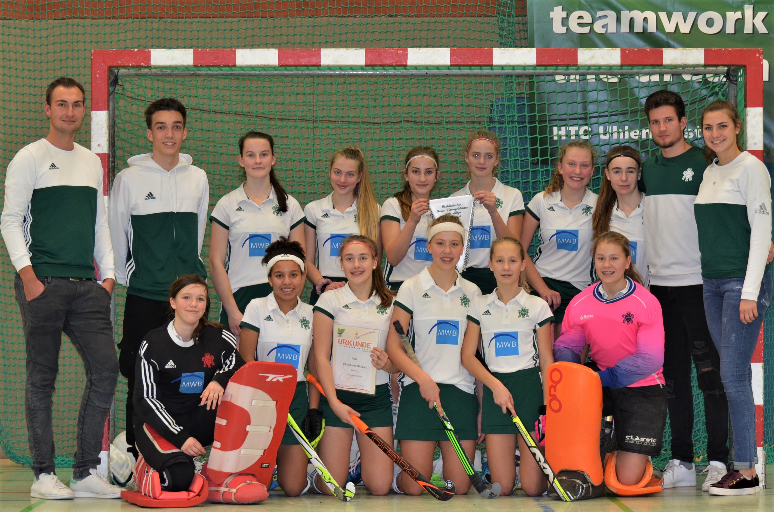 Zum Westdeutschen-Meister-Team gehören: hi. Reihe von li.: Phil Neuheuser (Trainer), Paul Guyet (Co-Trainer), Jette Leyendecker, Mia Rosser, Celina Franzen, Myrthe Hebert, Marleen Bosserhoff, Johanna Jäger, Robin Holthaus (Co-Trainer), Lynn Neuheuser (Co-Trainerin) vo. Reihe von li.: Victoria Drews, Chelsy Bunse, Marie März, Marie Oschee, Katharina Becker, Louise Pieper.