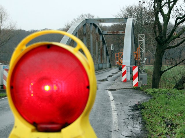 Für Brückenprüfungen kann auch eine Sperrung der Brücke notwendig sein - sei es, weil ein Untersichtgerät installiert werden muss, aber auch, um die Prüfer bei der Kontrolle nicht zu gefährden. Im Vorfeld einer Prüfung wird festgelegt, welche Sicherungsmaßnahmen notwendig sind, um die Prüfer zu schützen und trotzdem die Einschränkungen für die Verkehrsteilnehmer so gering wie möglich zu halten.