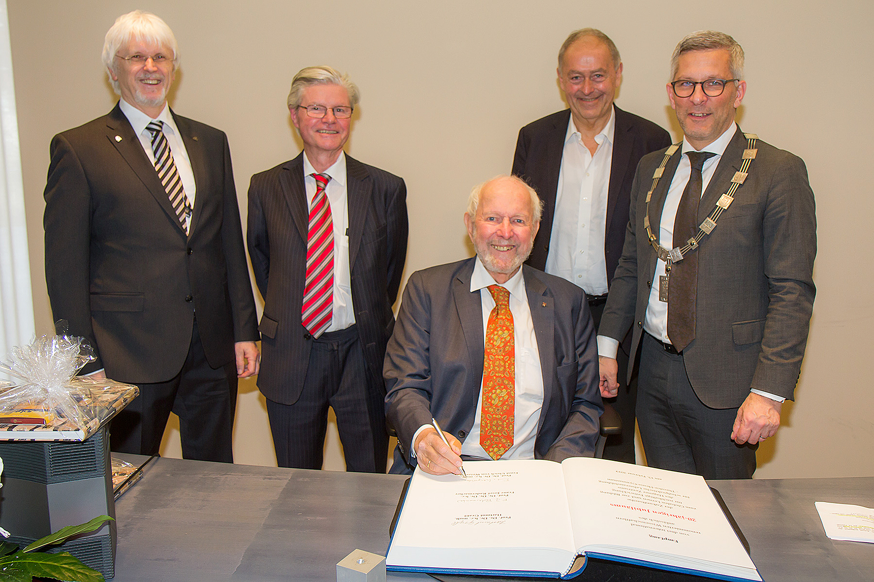 (v.l.n.r.): Klaudius Gansczyk, Gründer der Hagener ZfsL-THG-Zukunftsveranstaltungen, Prof. Hartmut Graßl, Prof. Ernst Ulrich von Weizsäcker, Prof. Franz Josef Radermacher, und Oberbürgermeister Erik O. Schulz bei dem Empfang im Rathaus an der Volme.