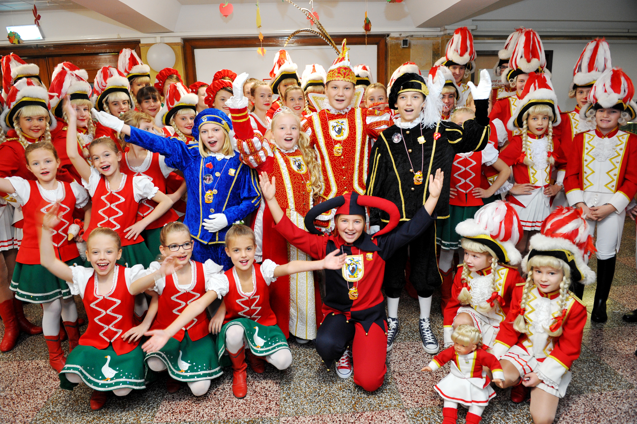 Kinderprinzenpaar samt Gefolge, Funkenkindern sowie "Gänselieschen und Spielmännern" bei der Proklamation in der Lottenschule.
Foto: Michael de Clerque