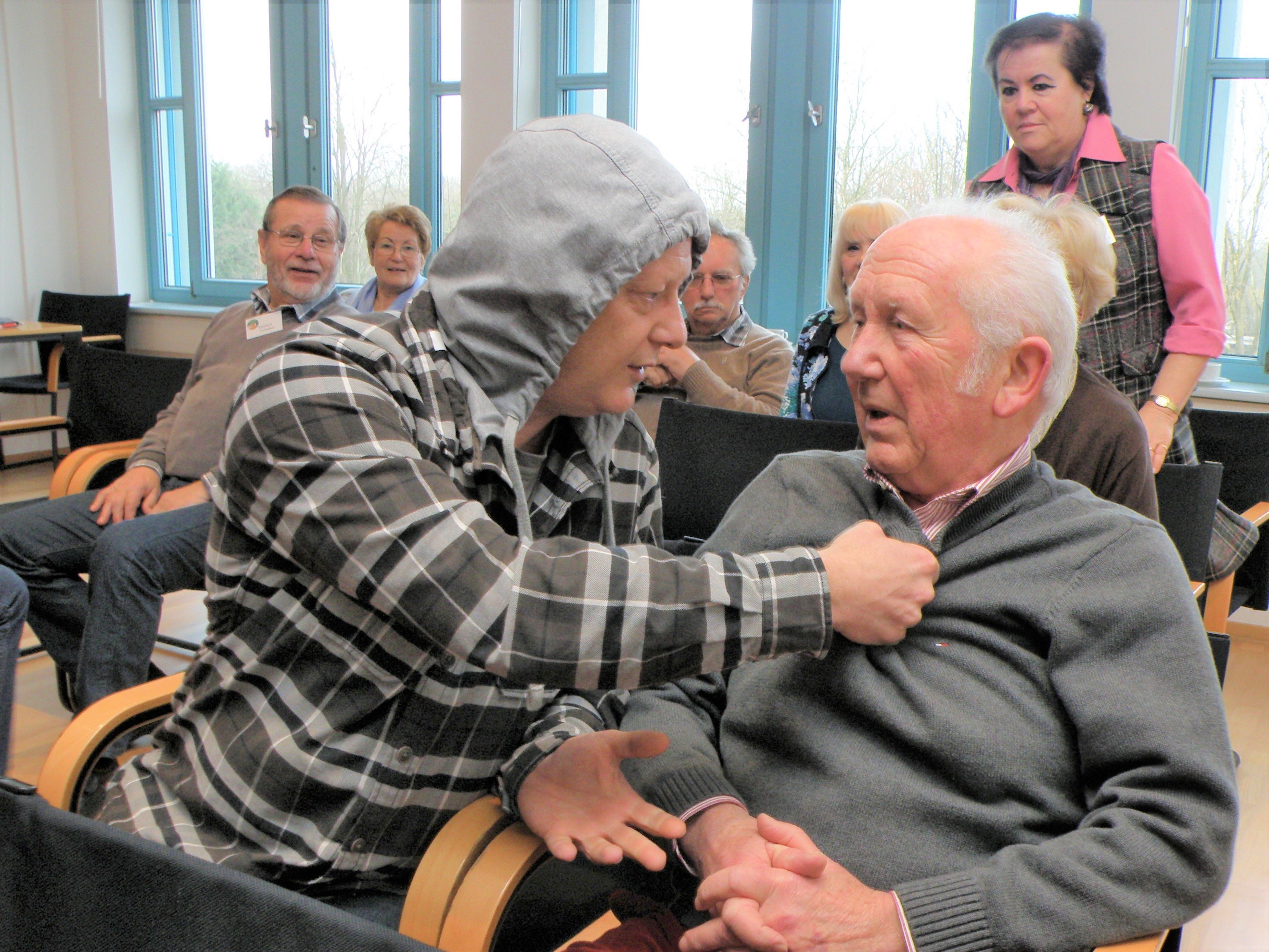 Unter anderem in Rollenspielen werden die zukünftigen Beraterinnen und Berater auf ihre Aufgaben vorbereitet. Unser Foto zeigt eine Szene aus dem ShS-Schulungsprogramm zum Thema Zivilcourage: Übergriff im Bus - Kriminalhauptkommissar Volker Timmerhoff (mit Kapuze) bedroht einen „Fahrgast im Omnibus“.