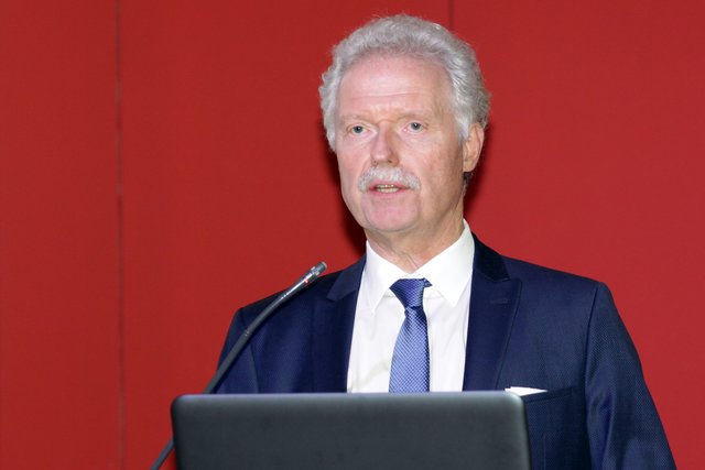 Geschäftsführer Heinz-Werner Bitter hielt seine Vortrag bei der Mitarbeiterversammlung im evangelischen Krankenhaus Witten.