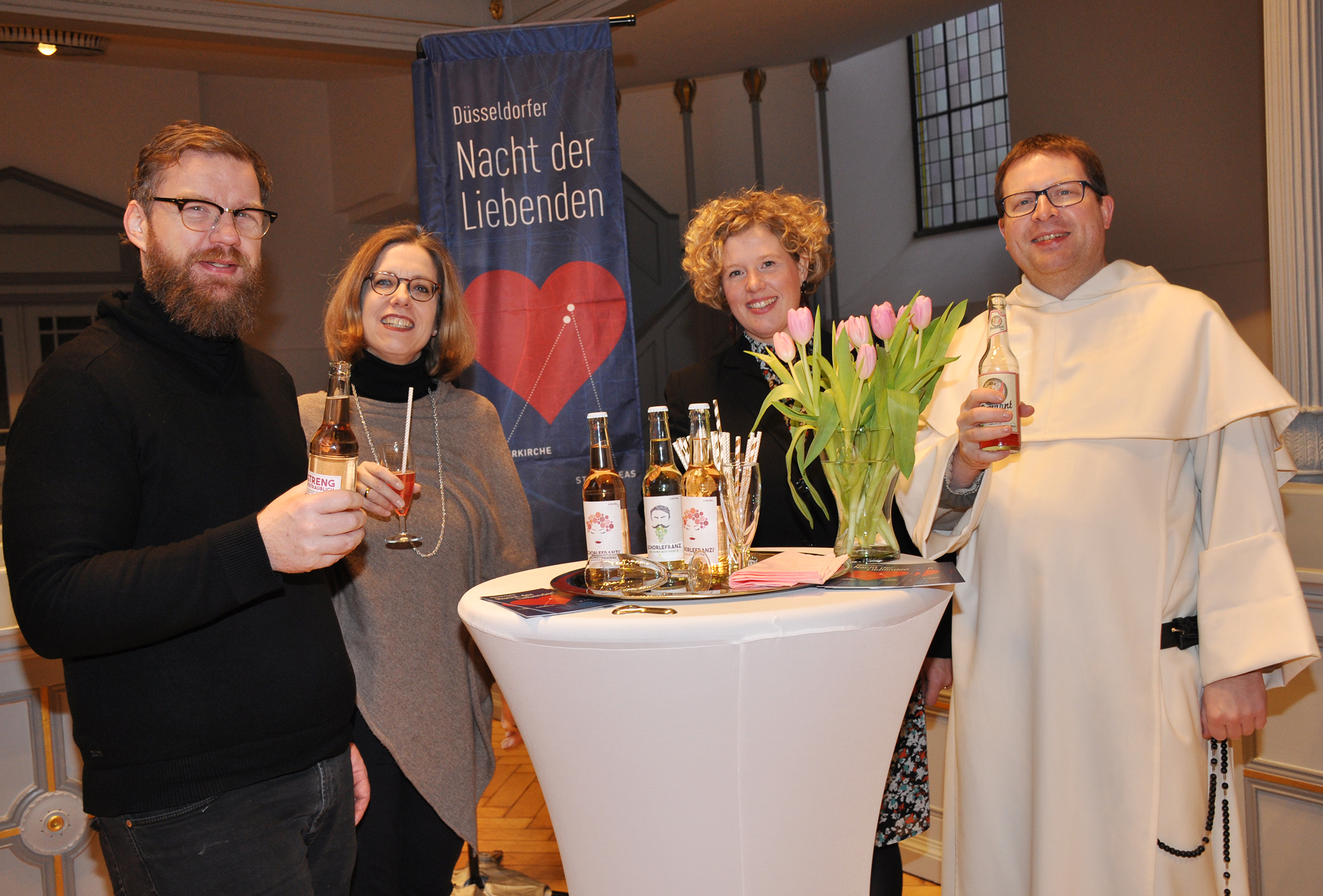 Die Segnung von Paaren zum Valentinstag hat bei den Dominikanern seit 1991 Tradition. In diesem Jahr findet die „Nacht der Liebenden“ erstmalig als ökumenisches Projekt statt. Das Foto zeigt (v.l.n.r.) Pfarrer Stephan Scharf und Pfarrerin Antje Brunotte von der evangelischen Kirche sowie Pastoralreferentin Kristina Ober und Pater Thomas Möller von der katholischen Kirche.