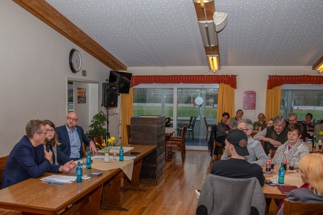 Moderiert von Indra Paas (M.) referierten Prof. Dietmar Köster (v.) und Pascal Ledune über die Chancen und Herausforderungen Europas, den Brexit und mögliche Folgen für Dortmund.