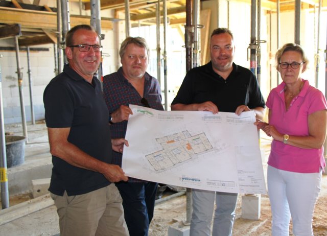 Jugendamtsleiter Gisbert Drees, Baubetriebshofleiter Gerd Becker, Bürgermeister Bodo Klimpel und Baudezernentin Anette Brachthäuser stellten im Juli 2018 die Pläne für den Fünf-Gruppen-Kindergarten an der Lohausstraße vor. Foto: Archiv