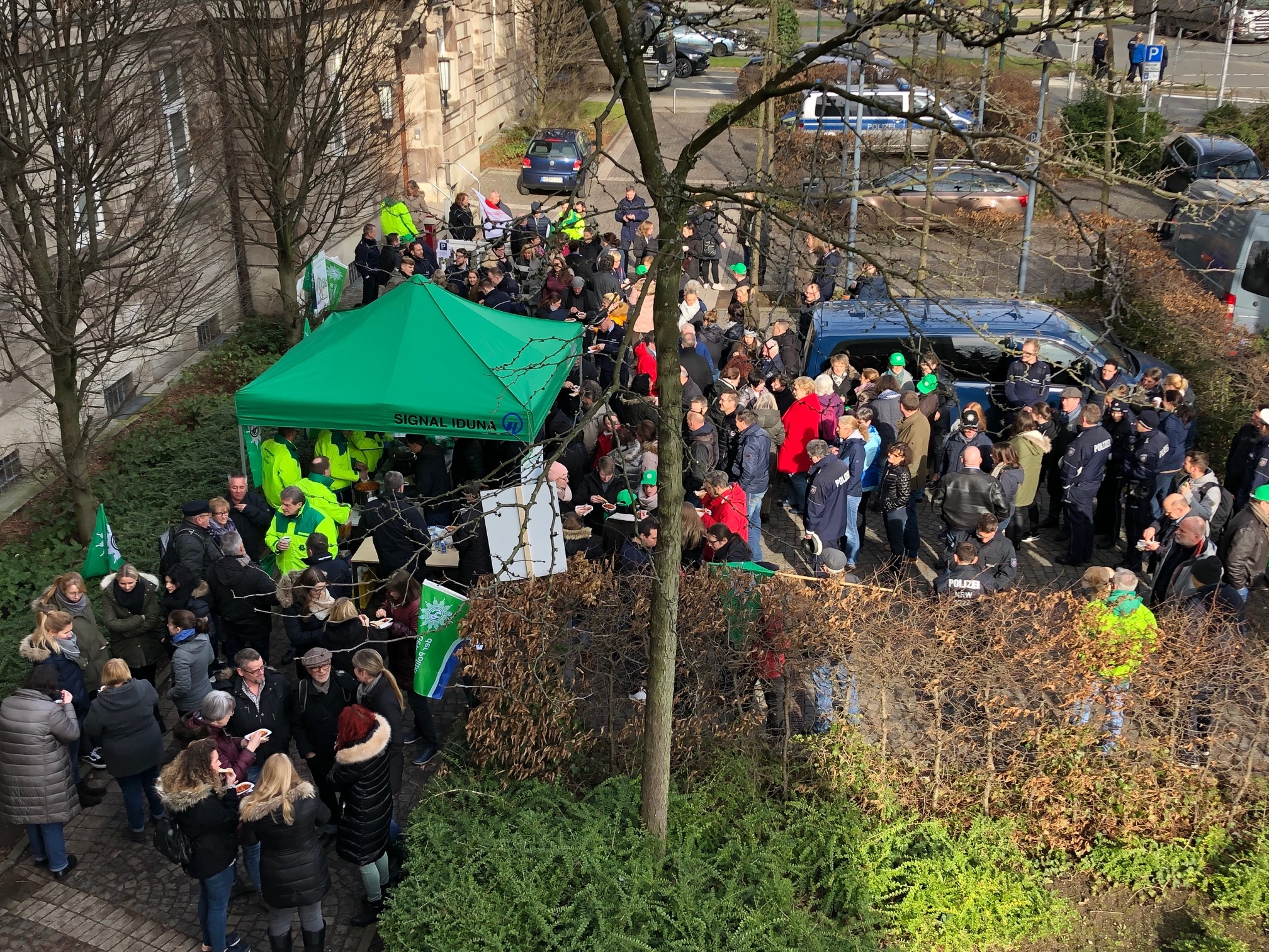 "Aktive Pause" nennt man bei der Gewerkschaft der Polizei die demonstrative Mittagspause vor der Tür des Essener Präsidiums.