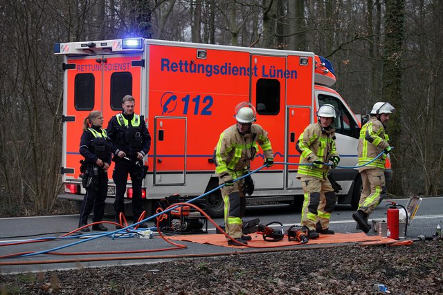 Feuerwehrleute bringen hydraulisches Rettungsgerät in den Einsatz.