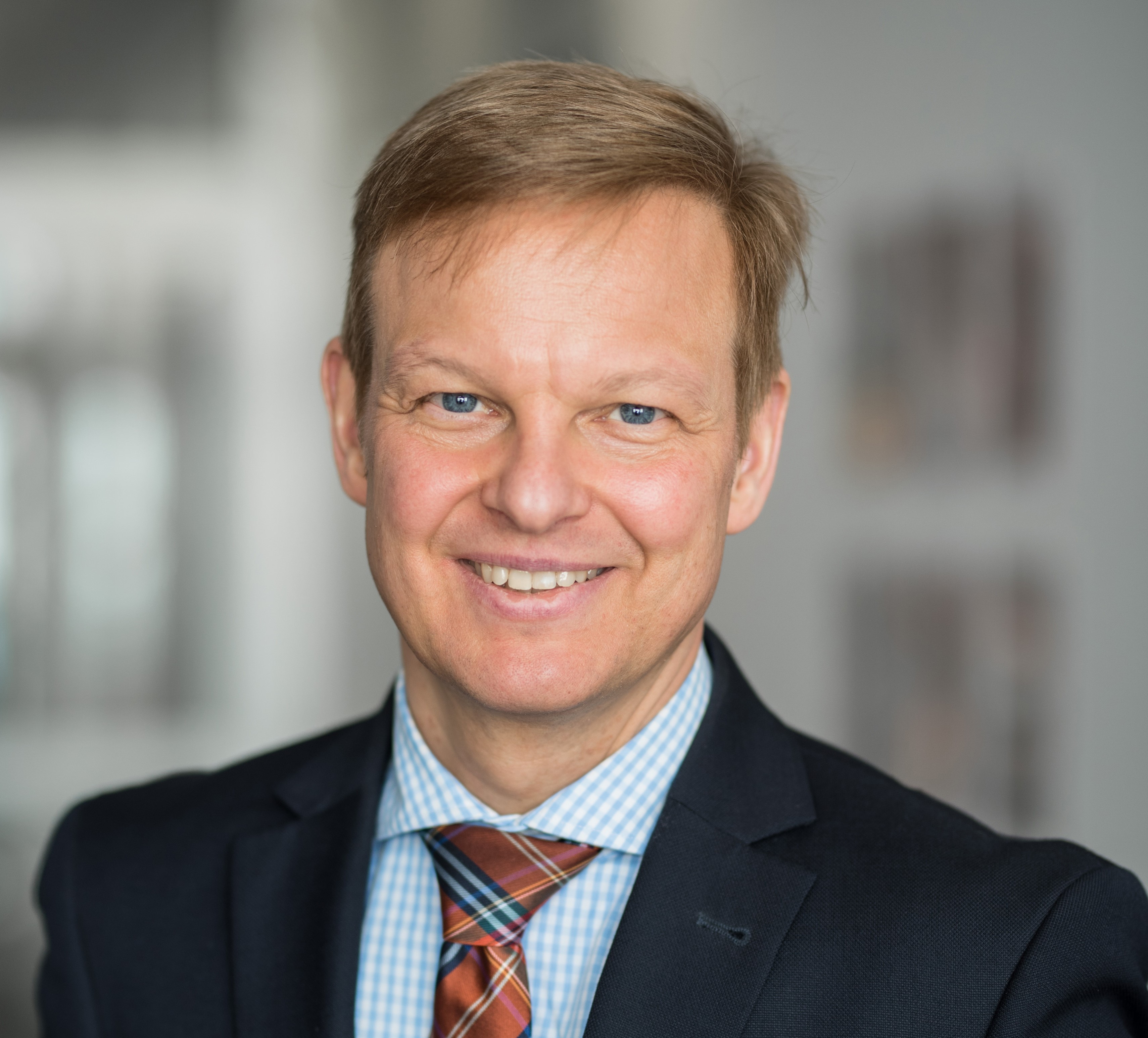 Politik unter die Lupe nehmen und auf den Zahn fühlen
Bereits seit 2004 bietet der Byfanger, Dilldorfer und Kupferdreher CDU-Ratsherr Dirk Kalweit regelmäßig im Jahr in abwechslungsreichen Formaten und an unterschiedlichen Plätzen und Orten das Politikgesprächsangebot „Auf ein Wort mit dem Ratsherrn“ an. Ziele sind u.a. der Bürgerdialog und das Transparentmachen von politi-schen Abläufen, Diskussionen und Entscheidungen.