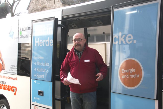 Mächtig stolz ist Eberhard Dickow, Vorsitzender des Bürgerbusvereins, auf das neue Fahrzeug. Die Fahrgäste dürfen sich auf jede Menge Überraschungen freuen.
