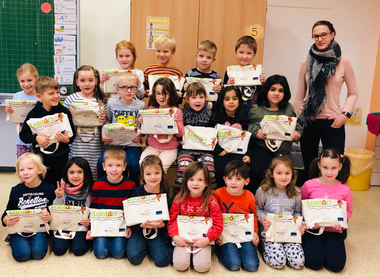 Die Kinder freuten sich über die Lesetaschen.
