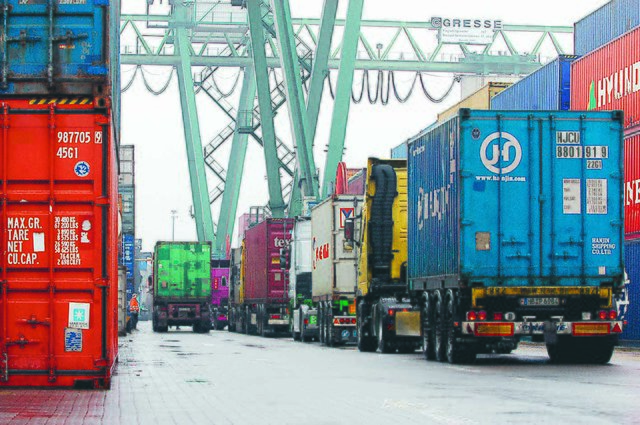 Wird die Schleuse gesperrt müssen mehr Güter von Dortmund aus über die Straße transportiert werden.