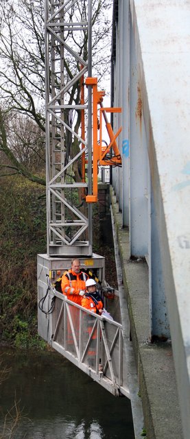 Mit einem so genannten Untersichtgerät können die Brückenprüfer direkt an die Brücke heran, auch wenn darunter Wasser ist. Der Zugang erfolgt von der Brücke aus. Über eine Leiter geht es hinunter auf den schwenkbaren Arm der Bühne. Von dort aus können die sonst nicht erreichbaren Stellen der Brücke geprüft werden. Foto: Kreis