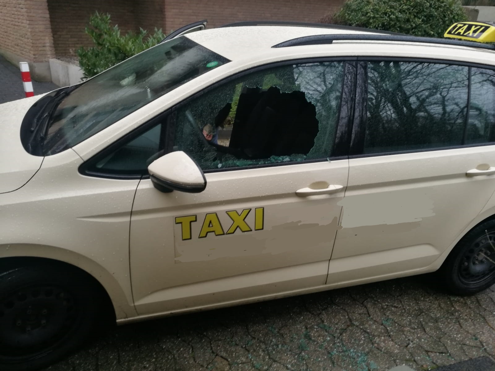 Die Täter fackelten auf ihrem Beutezug nicht lange und schlugen die Scheiben der Taxen ein.