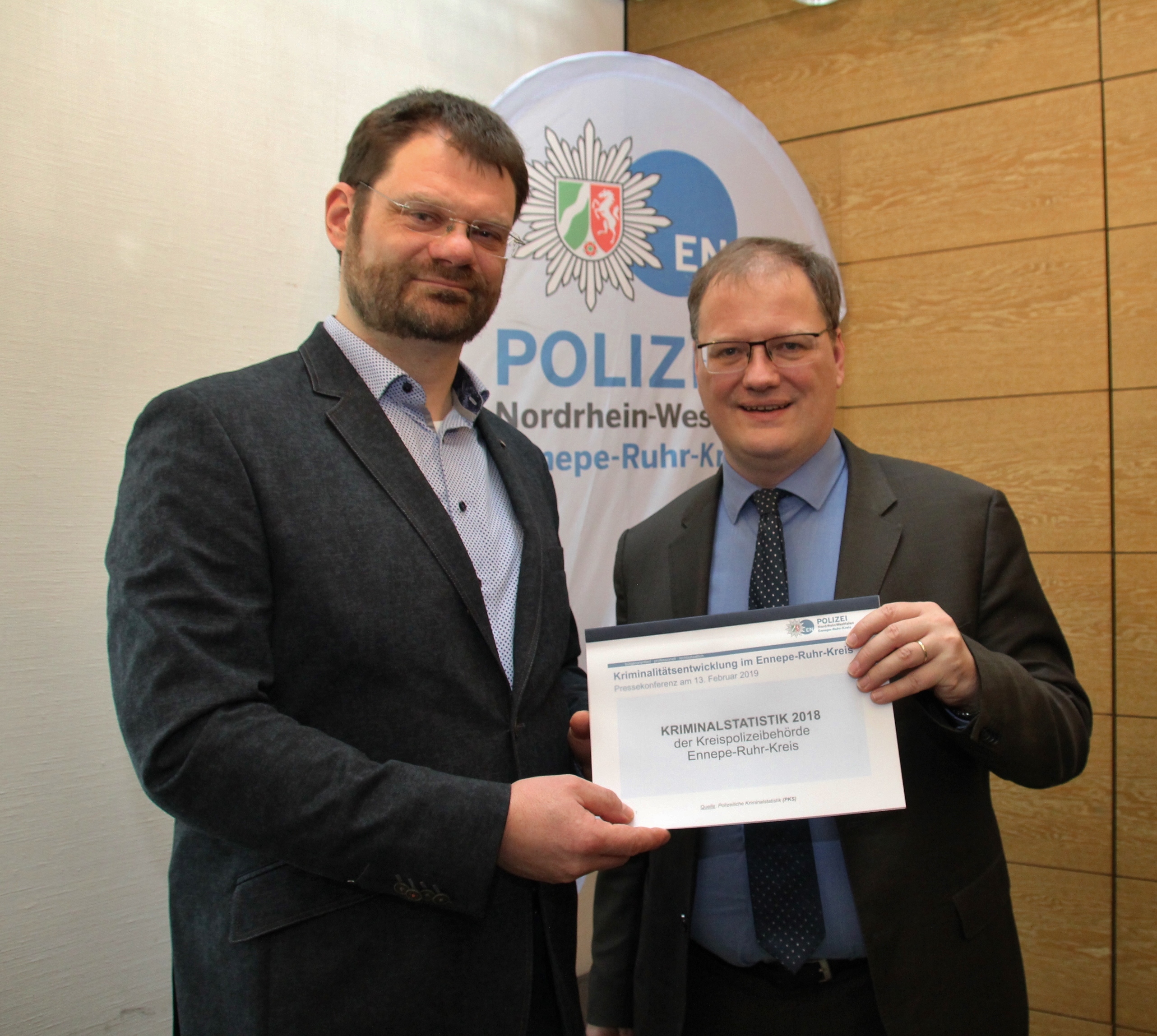 Landrat Olaf Schade (re.) und Kriminaloberrat Dirk Happe (li.) konnten erfreuliche Zahlen vermelden.