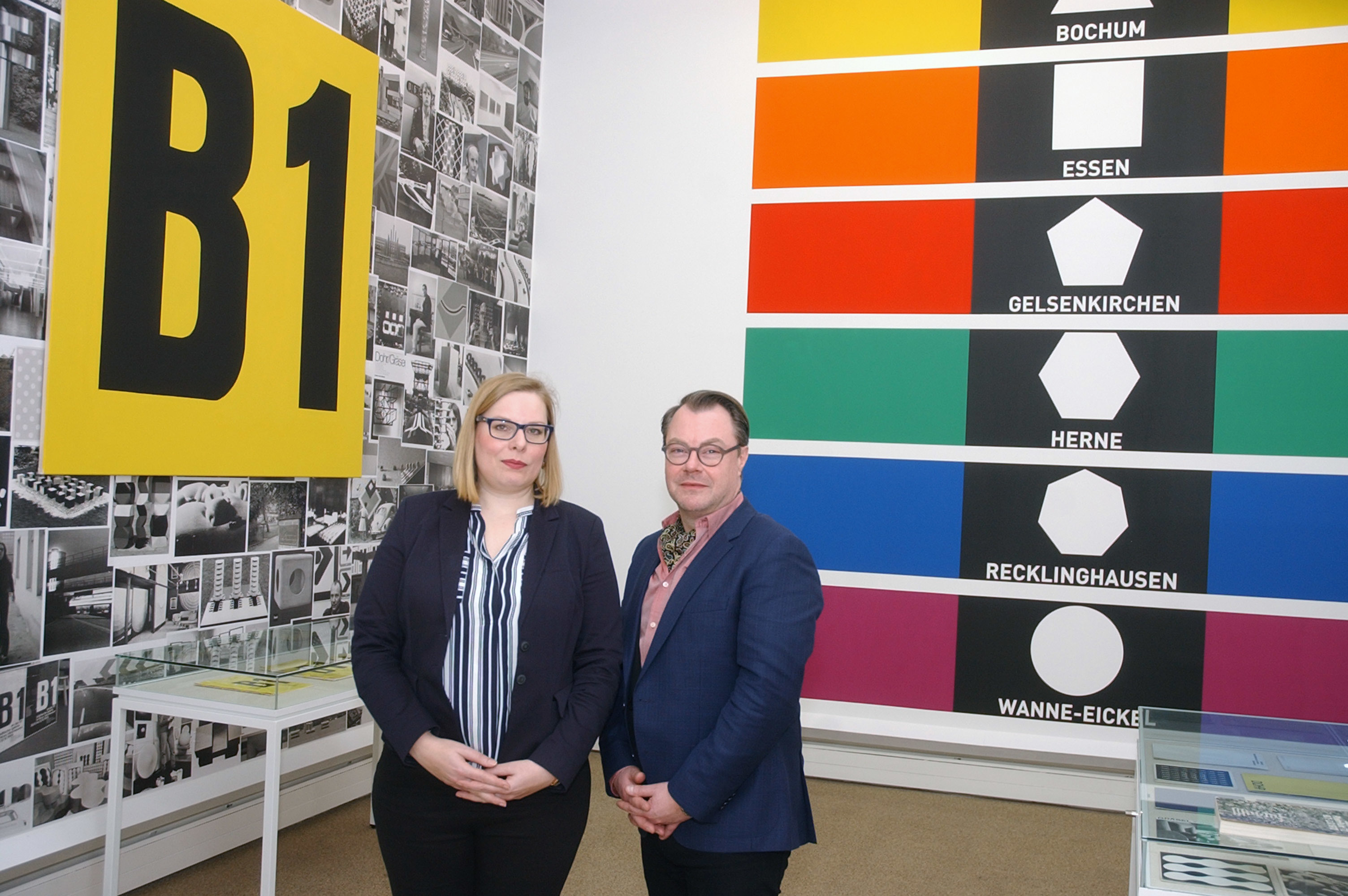 Museumsdirektor Christoph Kohl und Mitarbeiterin Claudia Rinke präsentieren Werke der Künstlergruppe „B1“.