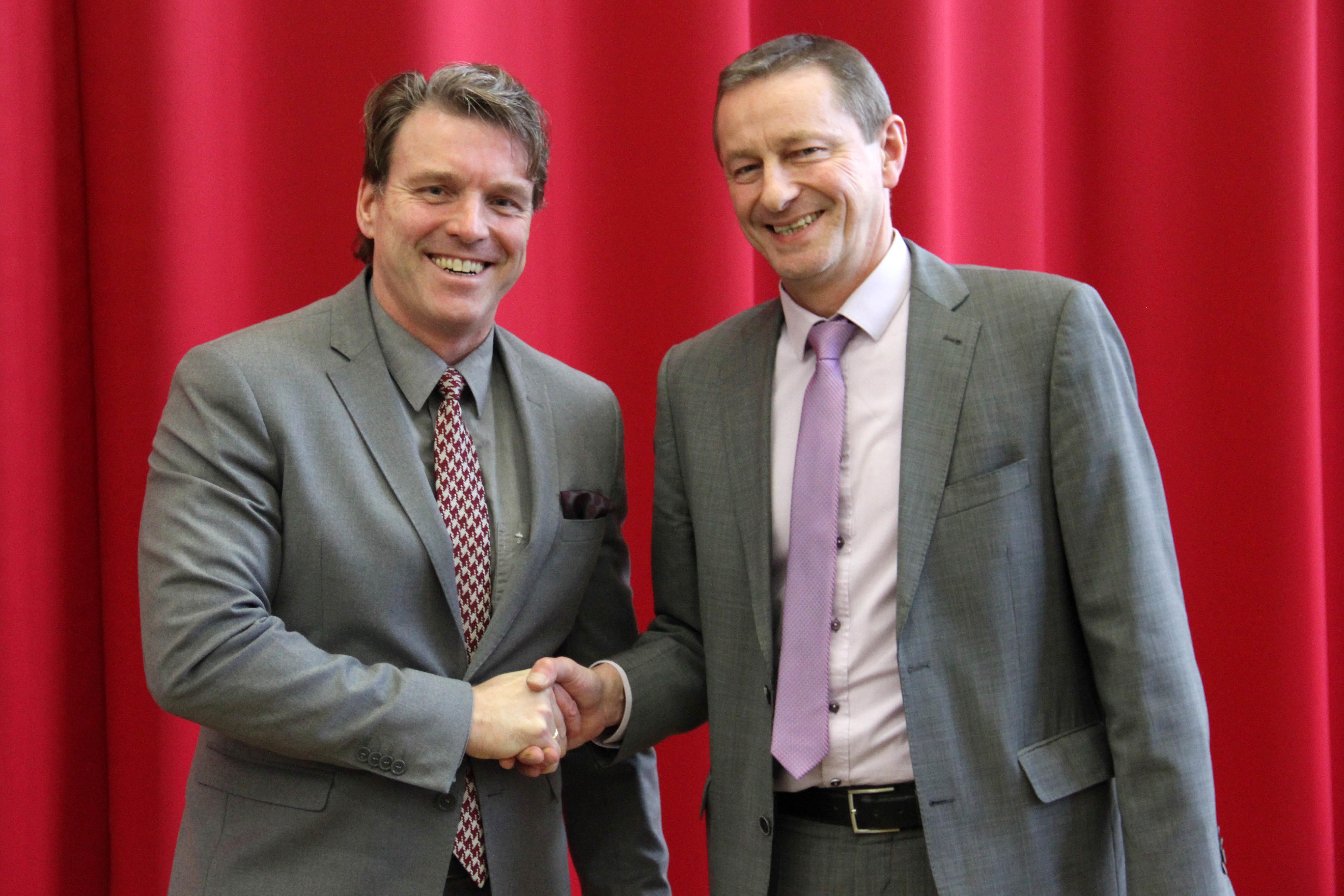 Bürgermeister Christopher Fleischhauer (l.) gratuliert Wolfgang Thoenes zur Wiederwahl als Beigeordneter.