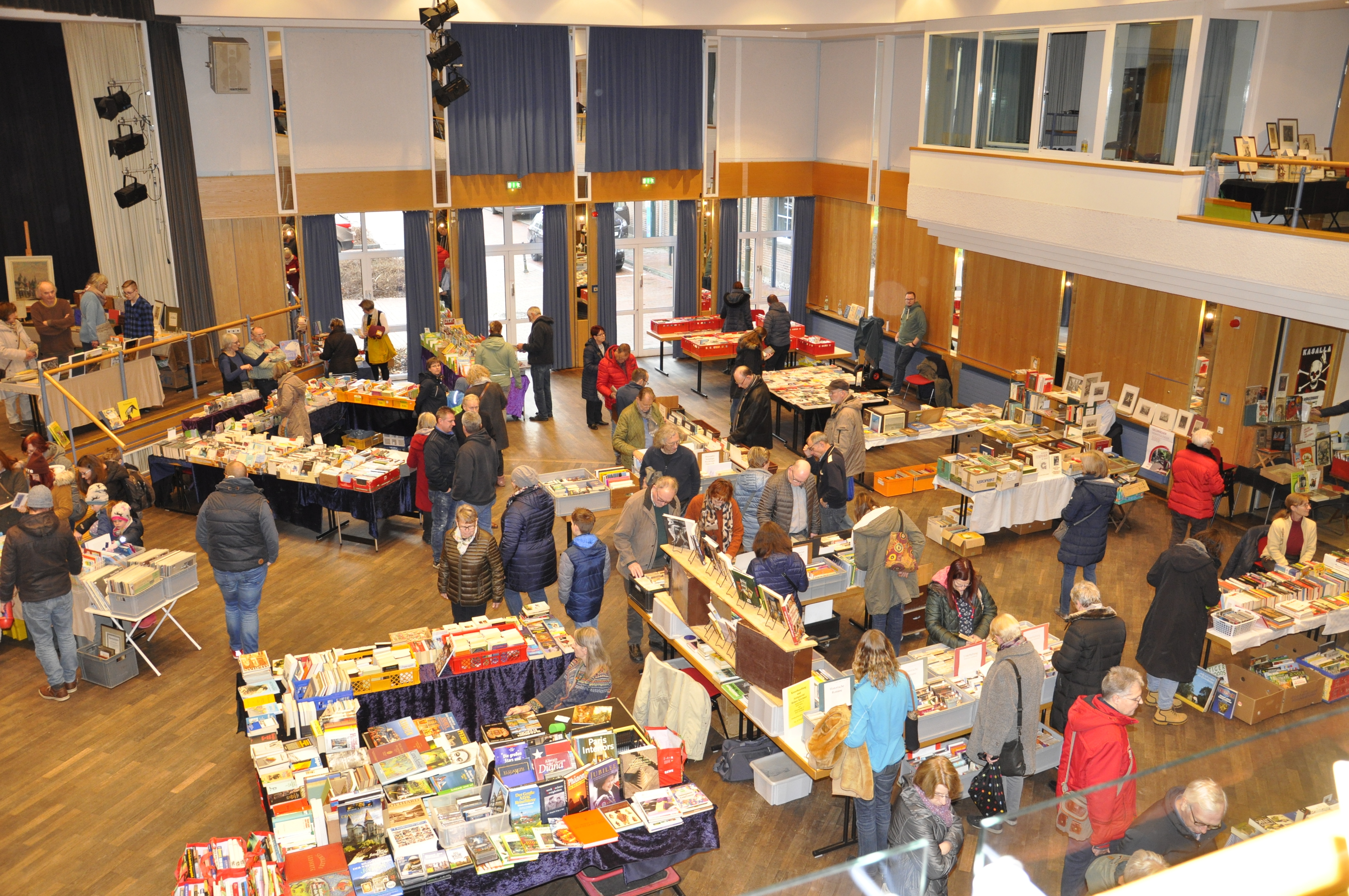Viele Reeser nutzten das schöne Wetter für ein Spaziergang und den Besuch des Büchermarktes.