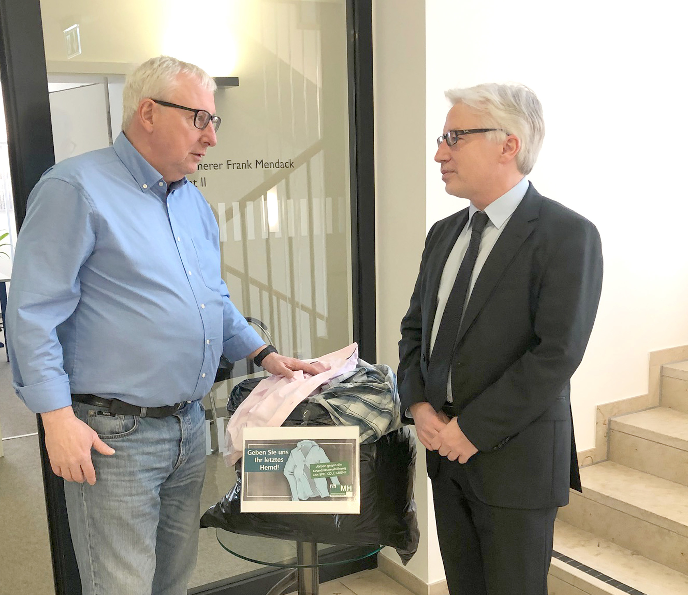 Einen Sack "letzter Hemden" übergab BAMH-Fraktionschef Jochen Hartmann dem Kämmerer Frank Mendack (rechts). Foto: BAMH