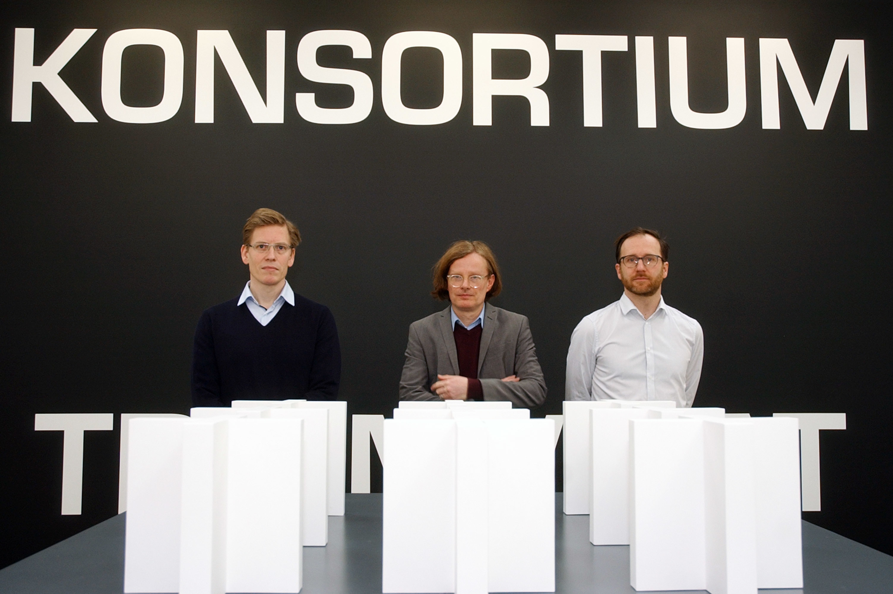 Lars Breuer, Guido Münch und Sebastian Freytag (v.l.) arbeiten als Künstlergruppe „Konsortium“ zusammen und haben sechs Räume im Märkischen Museum gestaltet.