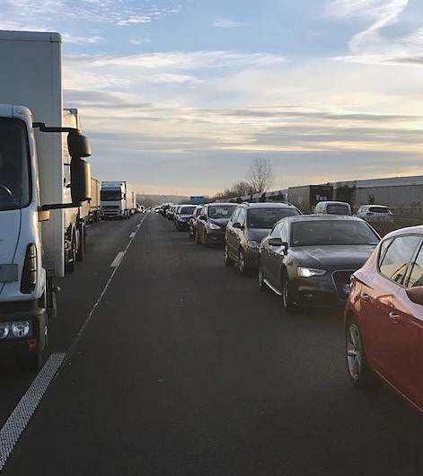 Geht doch! Nach dem heutigen Unfall bildete der nachfolgende Verkehr eine vorbildliche Rettungsgasse. Foto: privat