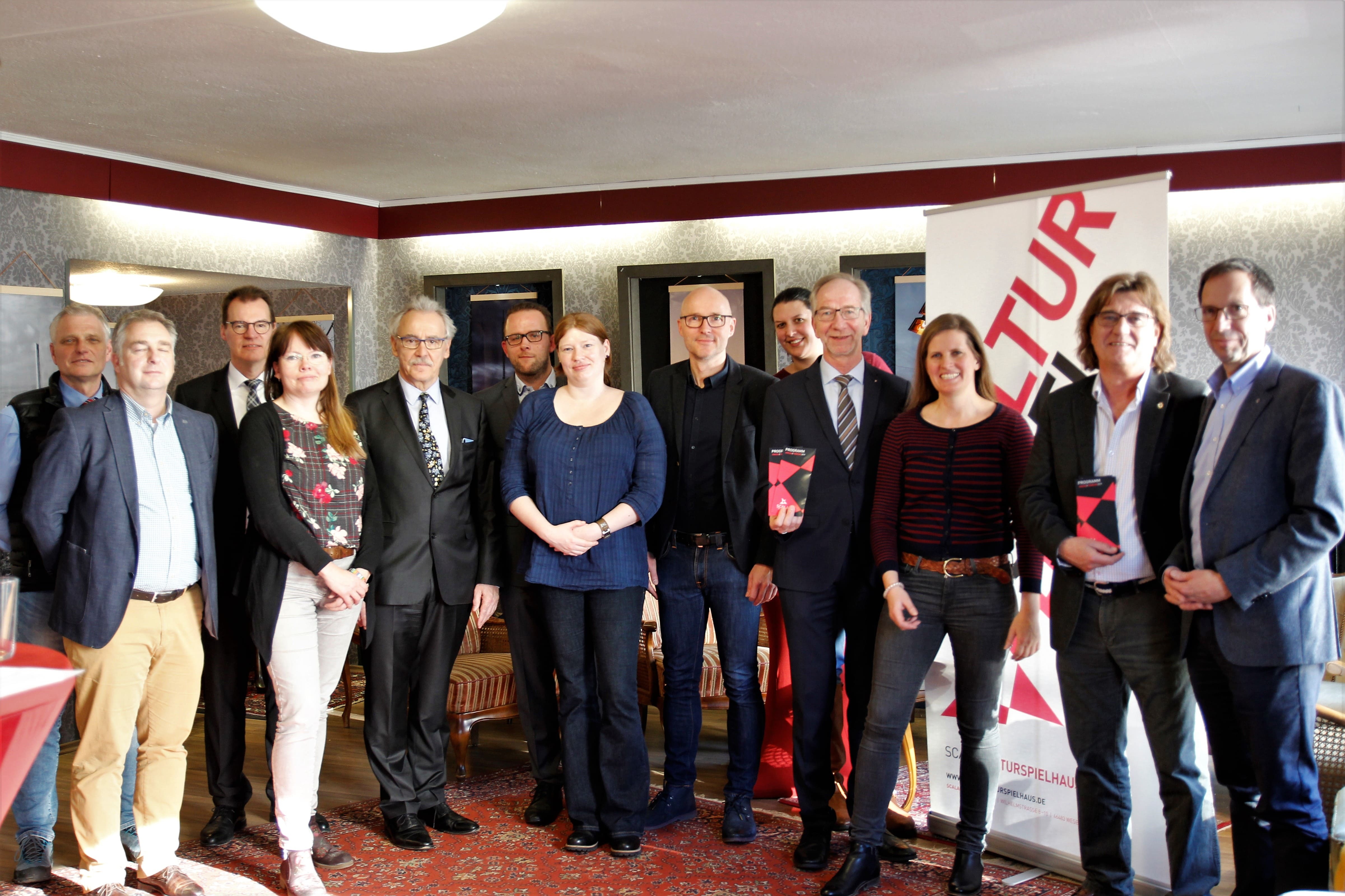 v.l. Frank Schüring (Filialleiter Hammer), Jochen Runte (Unternehmensberatung Runte), Ulf Lange (Vorstand Volksbank Rhein Lippe eG), Monika Stallknecht (Pressewartin Scala), Gerd Hüsken (Vorstand Volksbank Rhein Lippe eG), Thomas Metzke (Geschäftsführer Fett & Wirtz), Nicole Bach (1.Vorsitzende d. Fördervereins), Frank Busch (Vorstand Förderverein), Nicole Norff (Kassenwartin), Reinhard Hoffacker (Vorstand Niederrheinische Sparkasse RheinLippe), Karin Nienhaus (Betreiberin Scala) Dr. Jürgen Dürre (Pathologie Wesel), und Max Trapp (Mitglied d. Fördervereins)