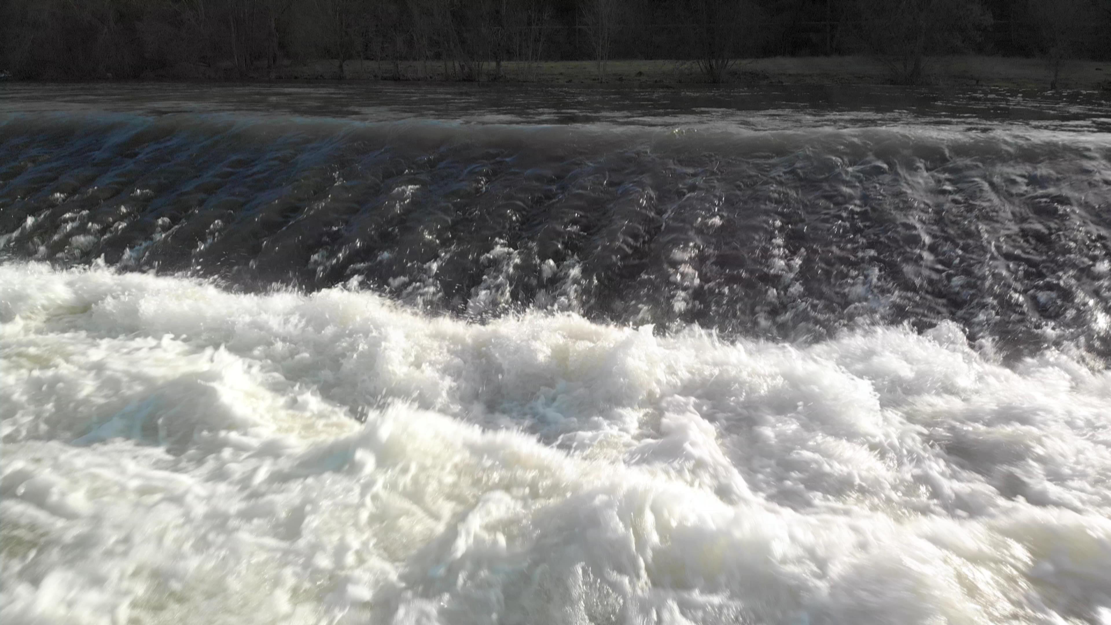 Hochwasser an Ruhr und Lenne. Teils leichte Überflutungen auf den Radwegen.