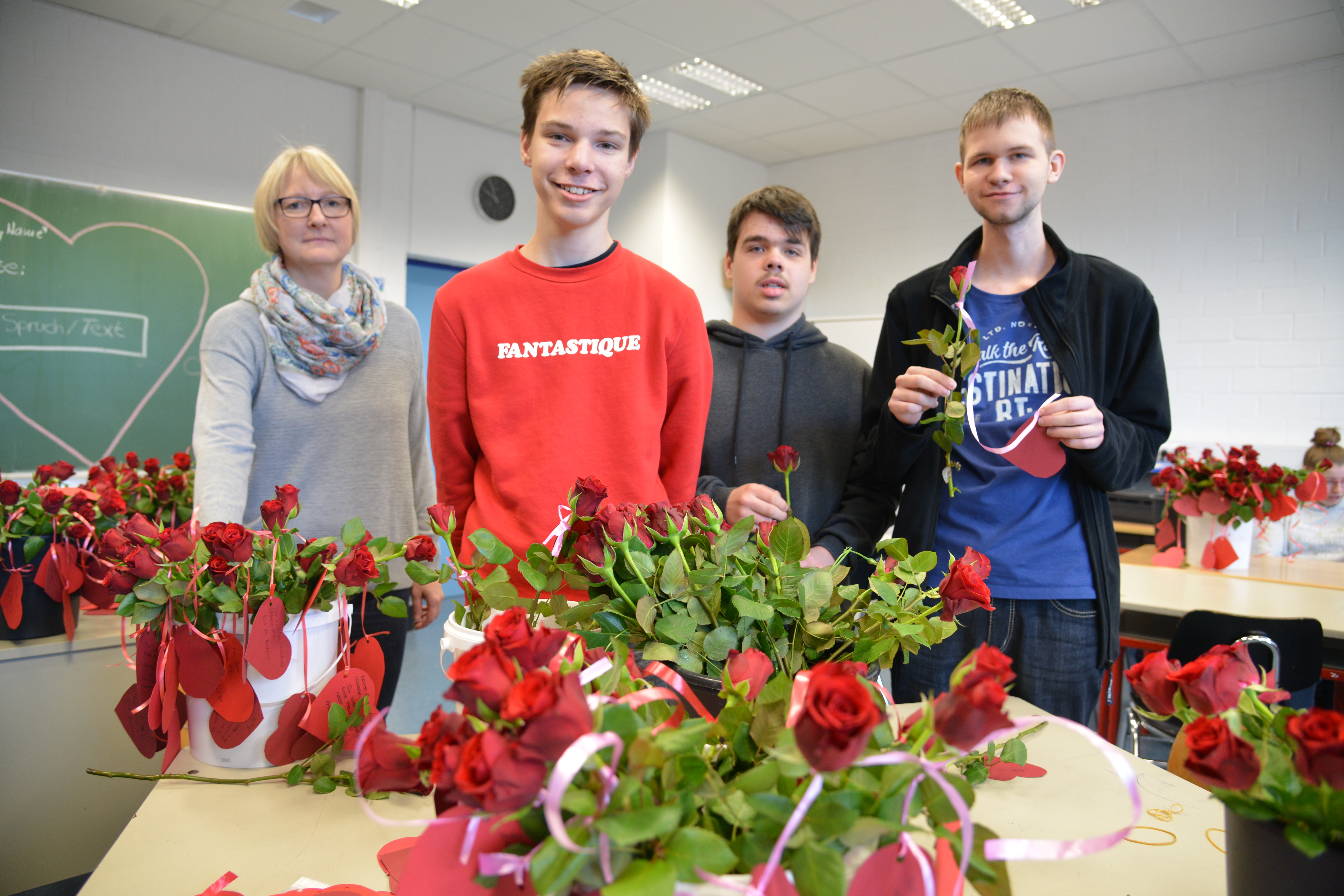 Großzügig und schenkfreudig wie nie zeigten sich die Schüler der Gesamtschule Wulfen und bestellten 500 Rosen und einen Liebesgruß beim Team des Schülerladens „Casé Creole“.