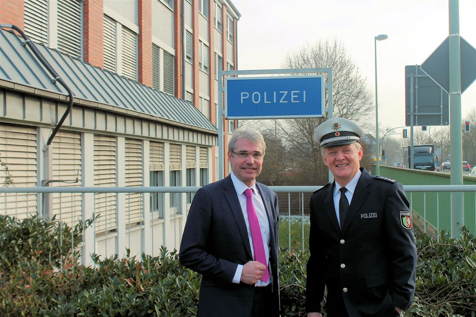 Der heimische Bundestagsabgeordnete Carl-Julius Cronenberg (l.) besuchte die Polizeiwache in Arnsberg und sprach mit dem Leiter der Polizeiwache Rudolf Figgen (Erster Polizeihauptkommissar).