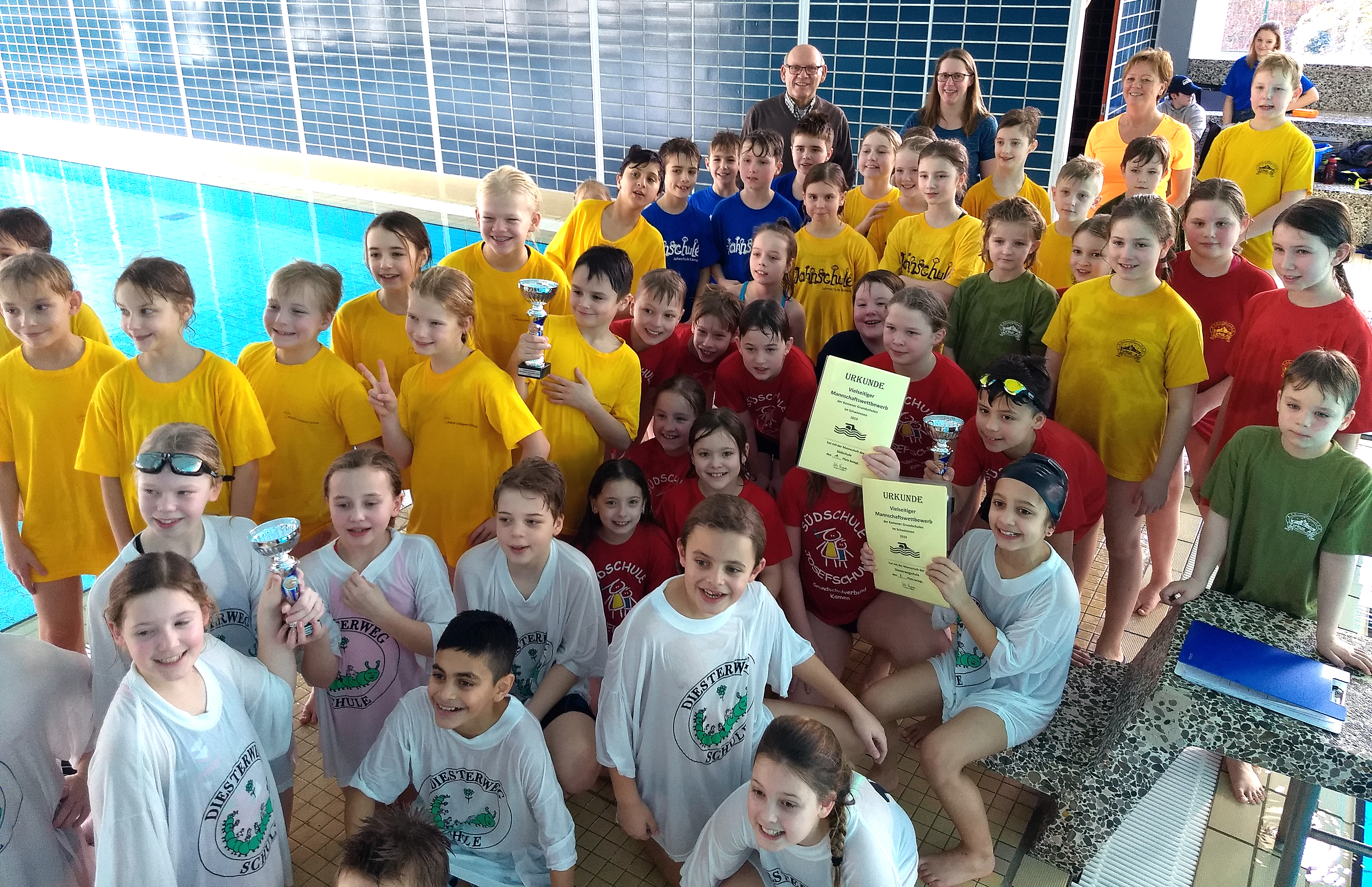 Nass und glücklich: Die Sieger der Kamener Schwimmmeisterschaften. Herzlichen Glückwunsch!
