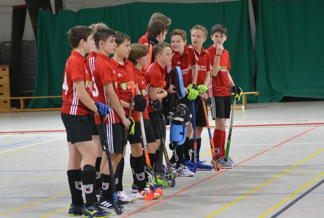 Das Foto zeigt die Knaben A beim Vorrundenturnier in Hügel vor dem Spiel gegen Velbert. Foto: HTC Kupferdreh