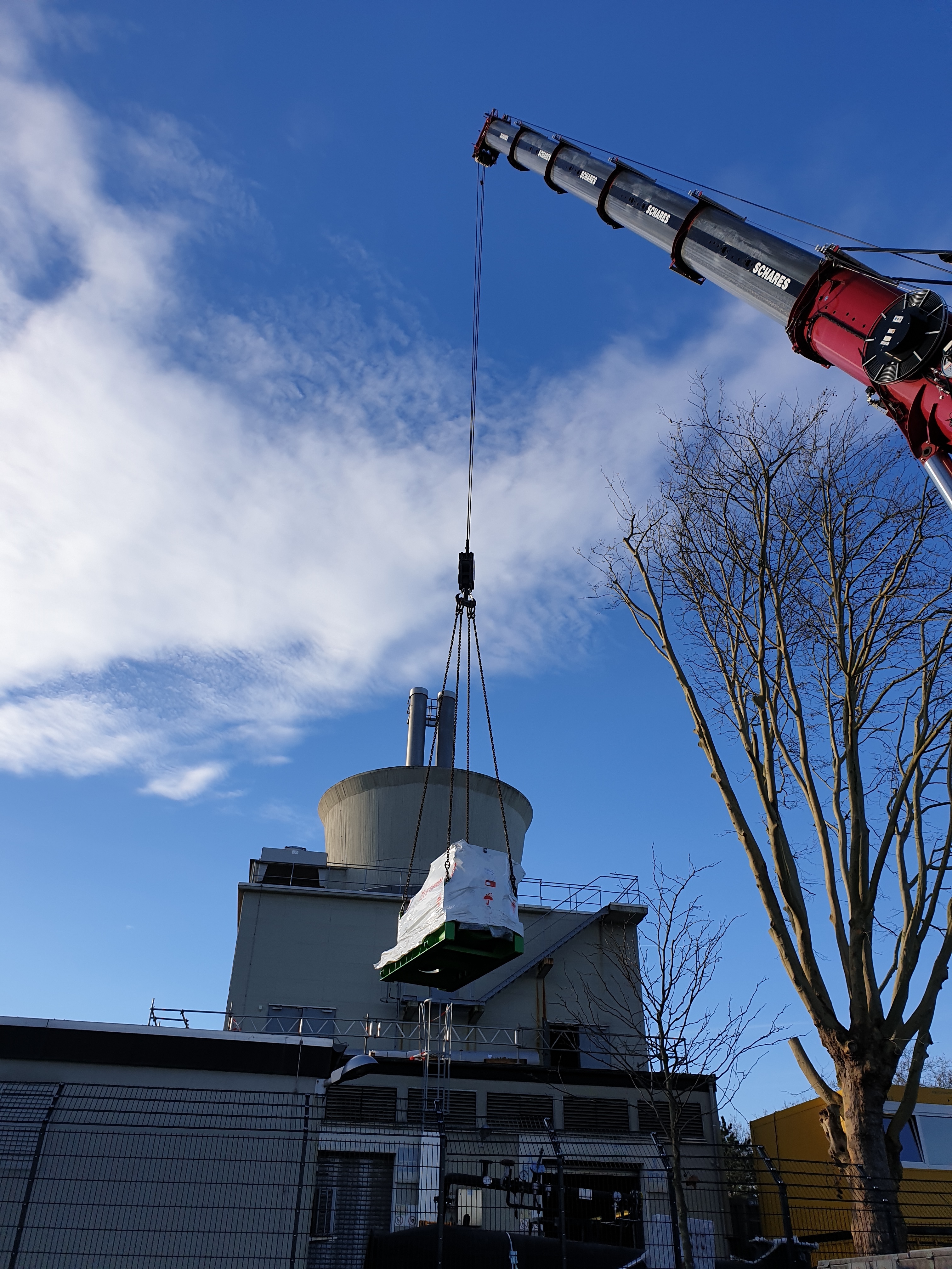 Der Generator wird über den Zaun gehoben.