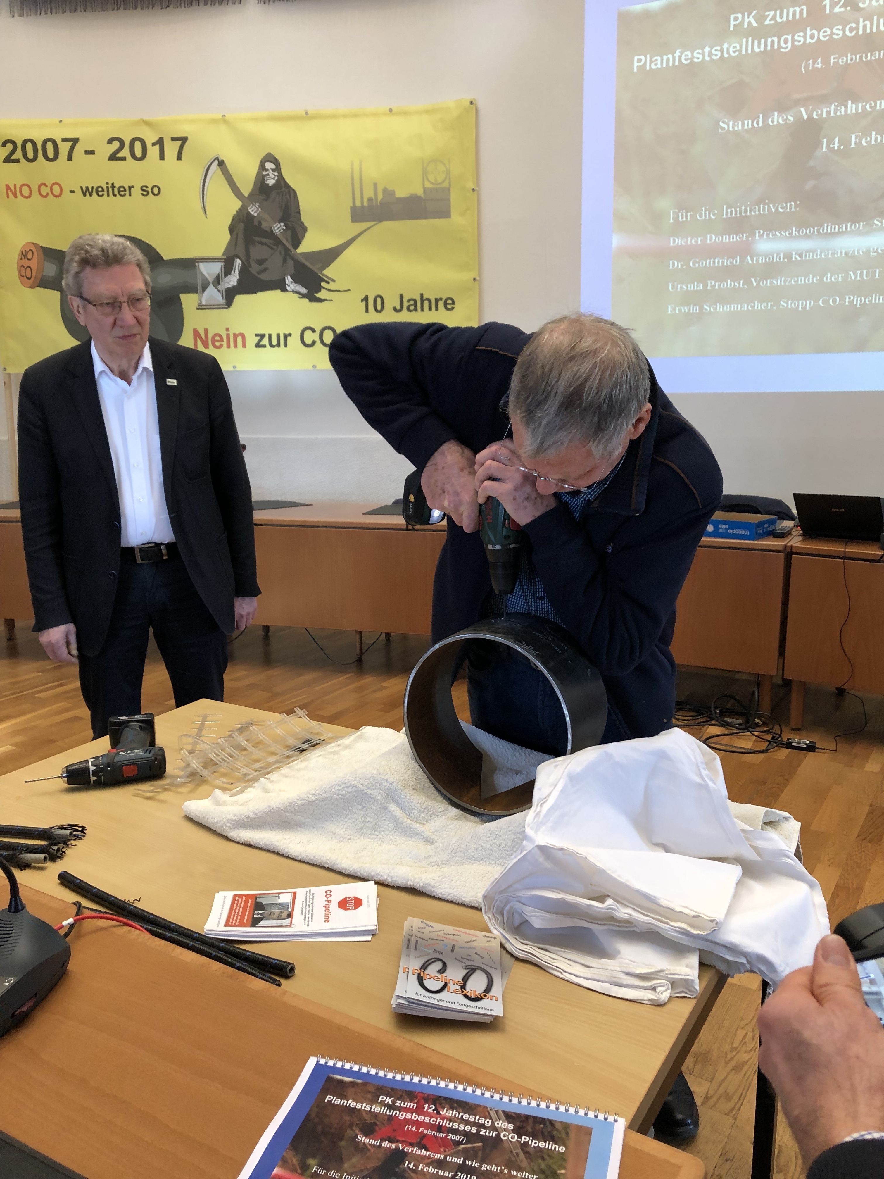 Erwin Schumacher, Stopp-CO-Pipeline-Monheim, demonstrierte eindrucksvoll, wie schnell man innerhalb von fünf Sekunden das Rohr mit einem Akku-Bohrer durchbohren kann.