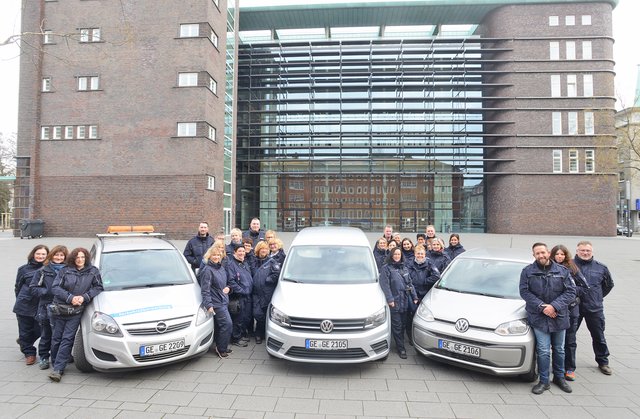 Auf dem Alfred-Fischer-Platz kamen fast alle aktuellen Politessen und Politeure, 29 von 40, für ein Gruppenfoto zusammen.Foto: Stadt Gelsenkirchen