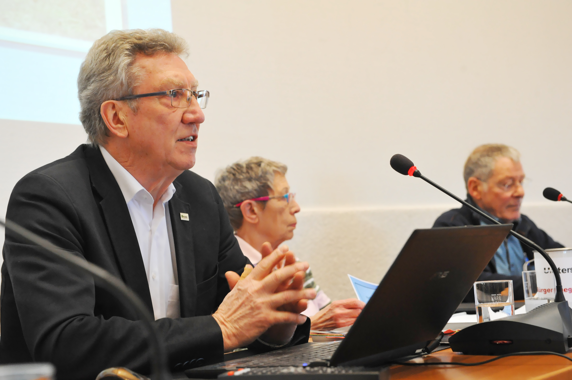 Dieter Donner, Pressekoordinator der Inititative, informierte gemeinsam mit Ursula Probst, Vorsitzende der MUT e.V. Hilden, und Erwin Schumacher, Stopp-CO-Pipeline-Monheim, über den aktuellen Stand der Dinge im hiesigen Ratsaal.