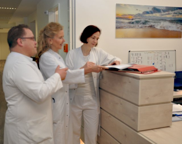 Auf der C2 wird interdisziplinär gearbeitet: (v.l.) Dr. Heiko Rüttgers, Leitender Oberarzt Orthopädie und Unfallchirurgie, Prof. Dr. Birgit Hailer, Chefärztin der Kardiologie und Dr. Jana Becker, Leitende Oberärztin Neurologie.