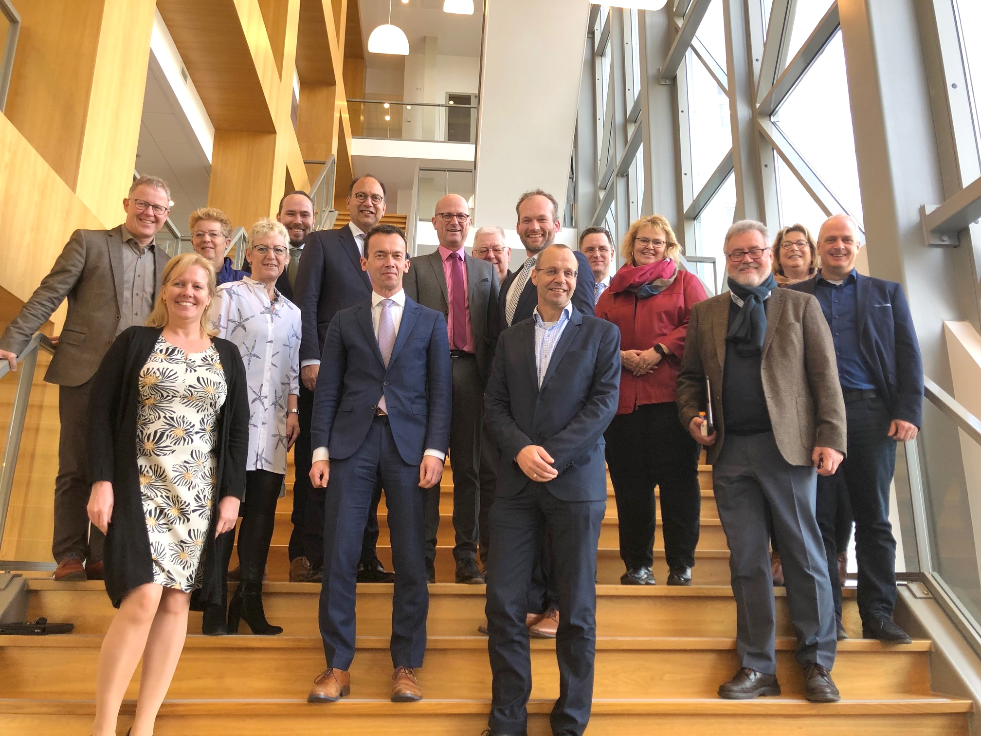 Delegationen aus Emmerich, Montferland und Zevenaar trafen sich jetzt zu einem grenzüberschreitenden Austausch im Rathaus in Zevenaar. Foto: Stadt Emmerich