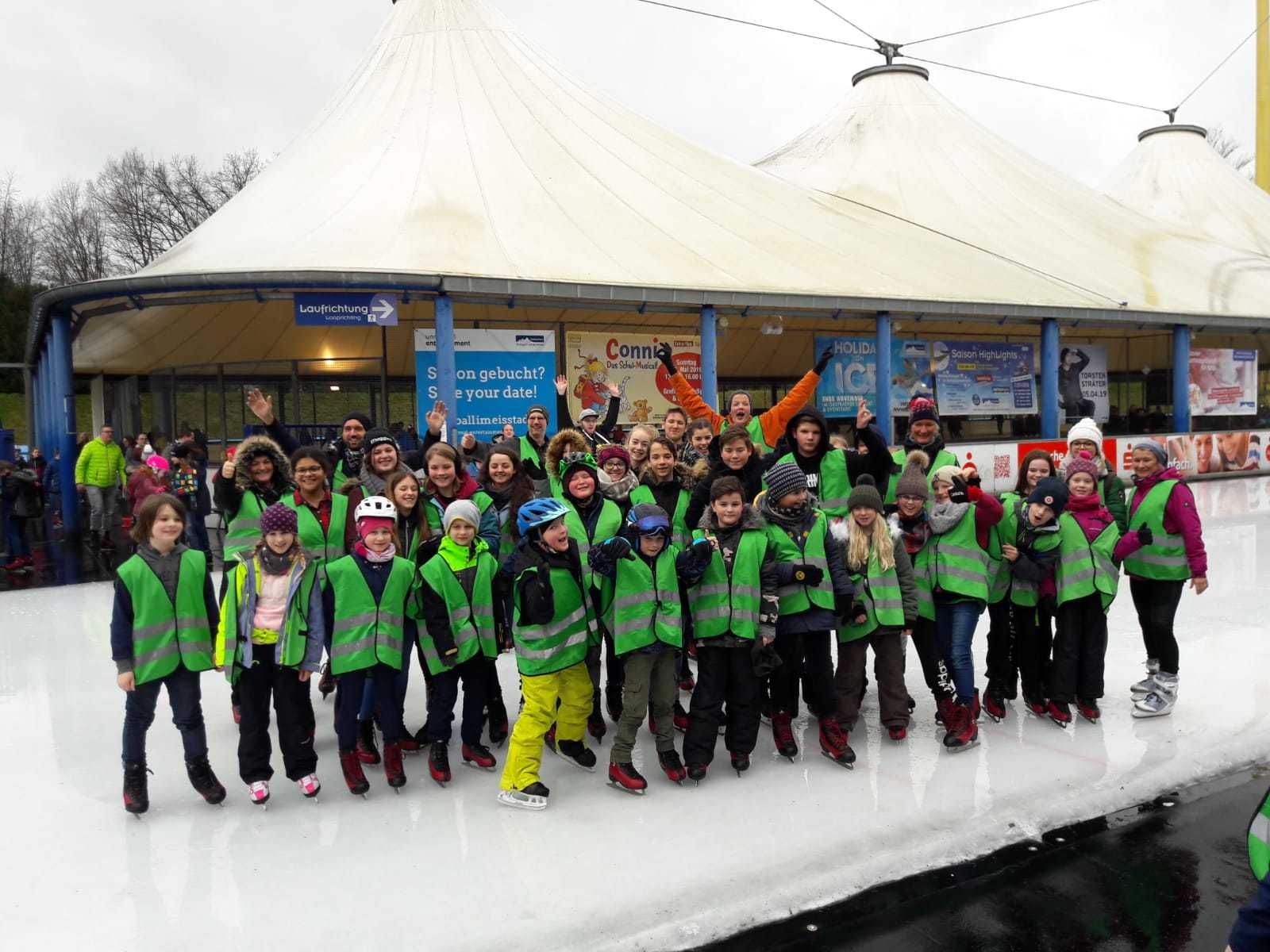 Die Jugend des Vereins beim Schlittschuhlaufen.