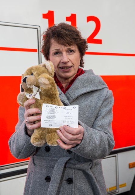 Ingelore Peppmeier mit einem Teddy. Jeder der Teddys hat einen Zettel, mit dem das Kind Kontakt zur Deutschen Teddystiftung aufnehmen kann. Foto: Jörg Prochnow