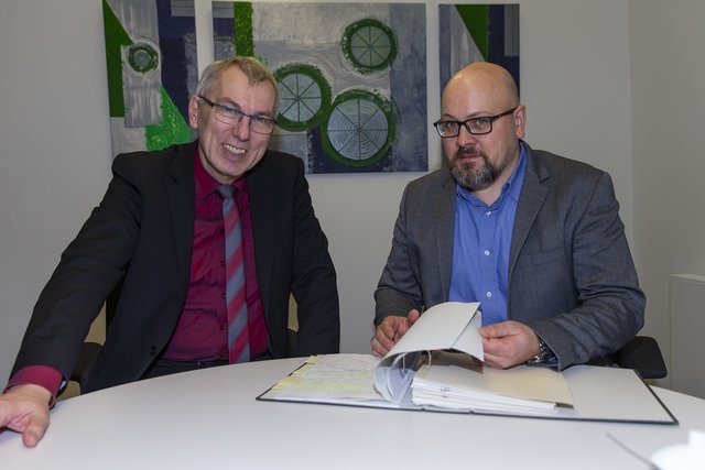 Sozialdezernent Luidger Wolterhoff (links) ist der für den Gelsenkirchener Süden zuständige Dezernent und hofft, wie auch Dr. Schmidt, auf die von der Verwaltung angestrebte Umbenennung der Straße. Foto: Gerd Kaemper